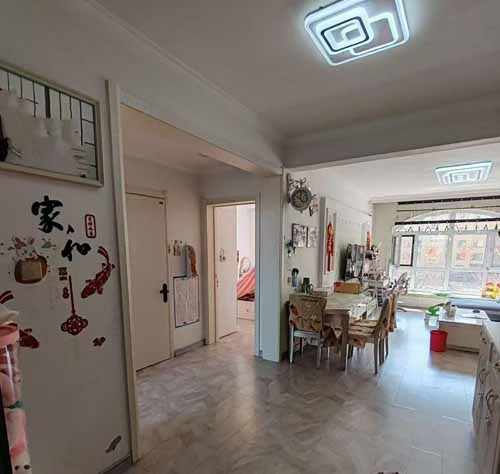 降价出售：乾城二期电梯3楼，面积93.6平，两室一厅南北通透，品牌家电，家具都带，可拎包入住。一中一小学区，售价48万，有钥匙随时看房！